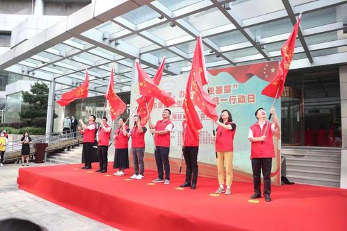 健康中山行動(dòng)志愿服務(wù)中山民進(jìn)分隊(duì)隊(duì)長(zhǎng)、民進(jìn)市委會(huì)副主委李彪（左二）代表民進(jìn)中山市委會(huì)參加授旗儀式.j