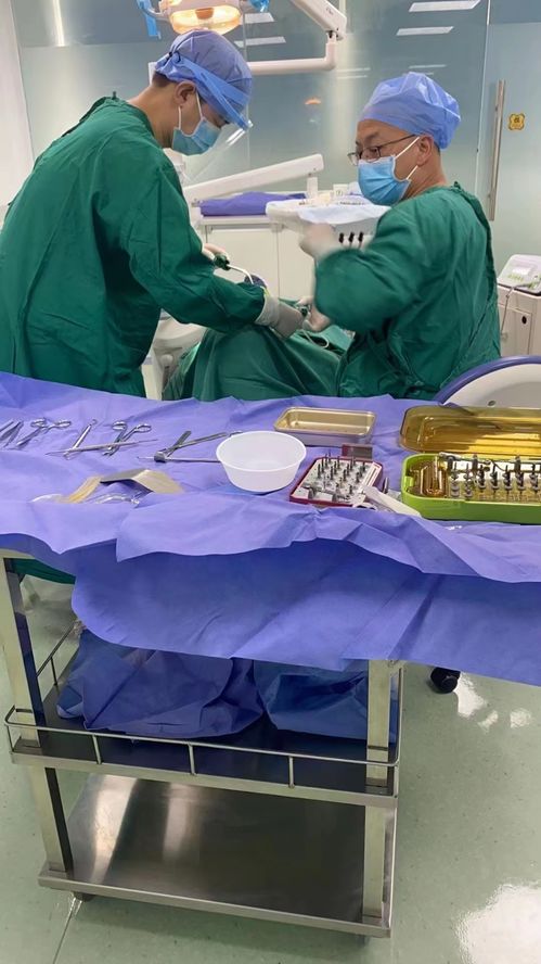 胡文醫(yī)生（右）在為病人做手術(shù)中。.jpg