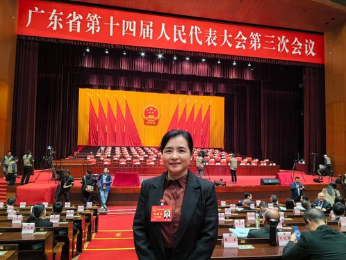 省人大代表、民進中山市委會委員劉燕在廣東省十四屆人大三次會議現(xiàn)場留影.jpg
